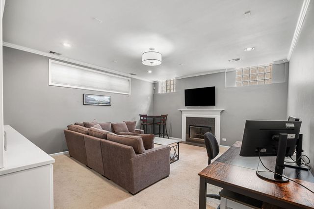 1123 W Grace Street 1E, Chicago, IL 60613