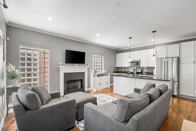 1123 W Grace Street 1E, Chicago, IL 60613