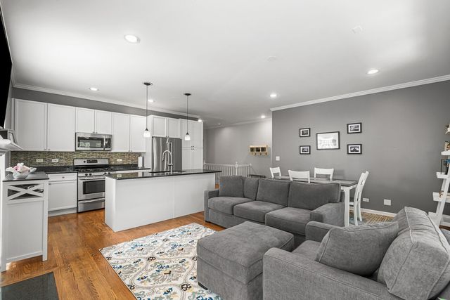 1123 W Grace Street 1E, Chicago, IL 60613