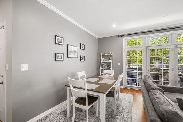 1123 W Grace Street 1E, Chicago, IL 60613