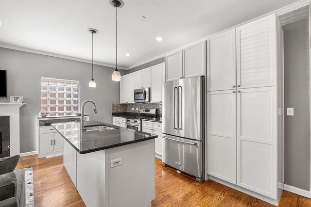 1123 W Grace Street 1E, Chicago, IL 60613