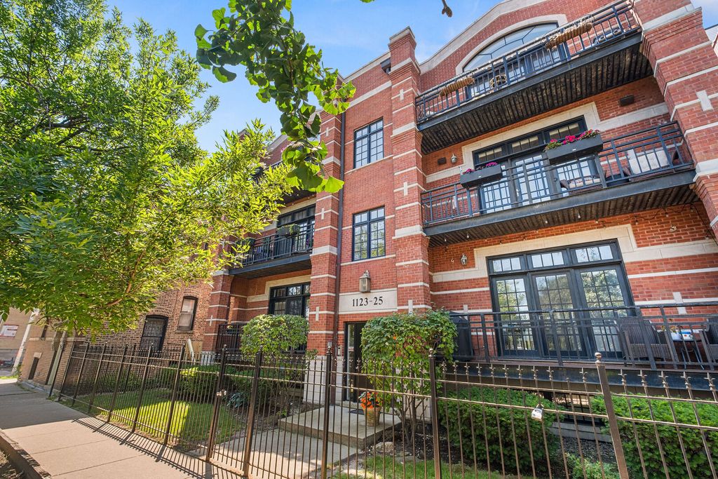 1123 W Grace Street 1E, Chicago, IL 60613