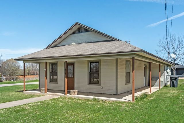 301 Lipscomb Street, Cleburne, TX 76031