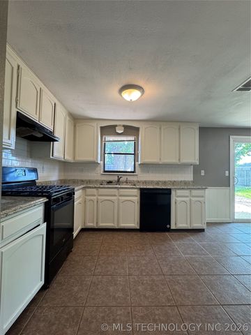 1809 W Galveston Street, Broken Arrow, OK 74012