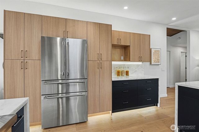 6560 W Mercer Way, Mercer Island, WA 98040