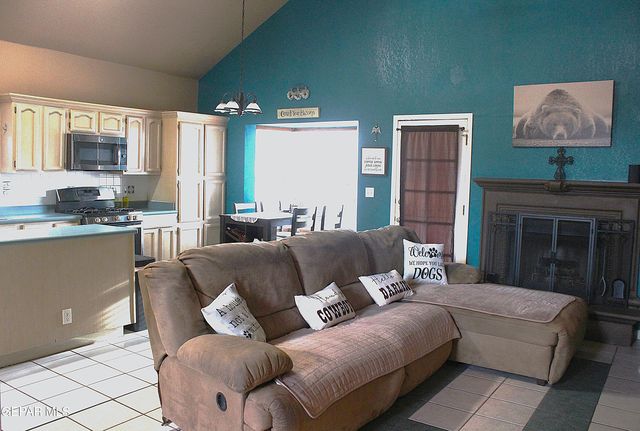 2021 SUN COUNTRY Drive, El Paso, TX 79938