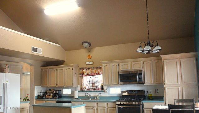 2021 SUN COUNTRY Drive, El Paso, TX 79938