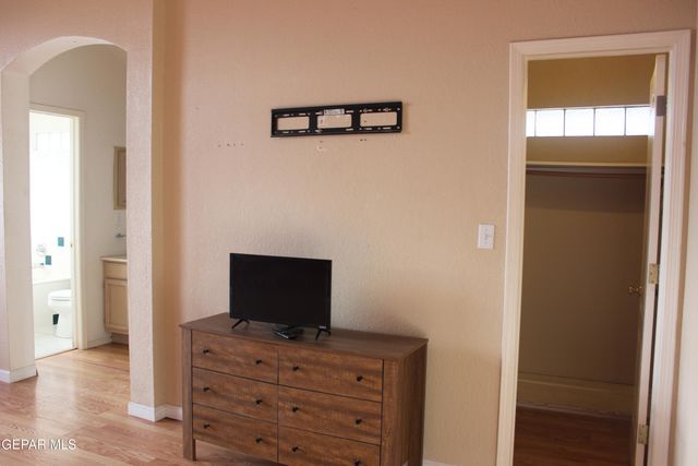 2021 SUN COUNTRY Drive, El Paso, TX 79938