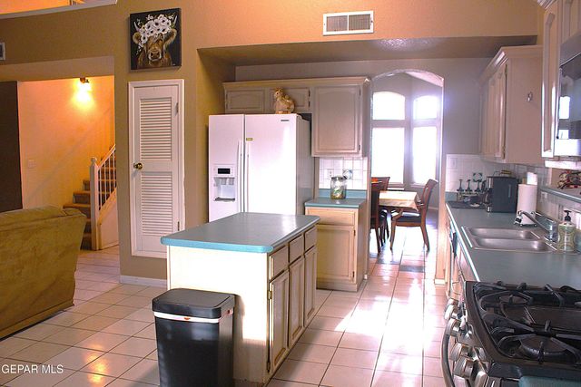 2021 SUN COUNTRY Drive, El Paso, TX 79938