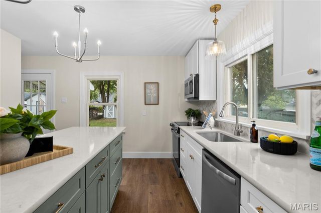 924 N Benton Avenue, St Charles, MO 63301