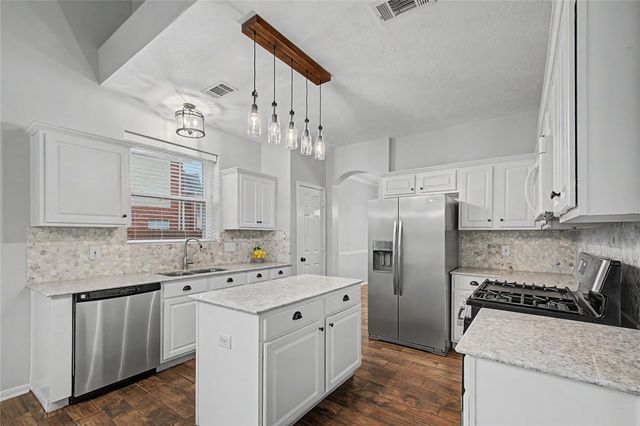 10913 Sycamore Drive N, La Porte, TX 77571