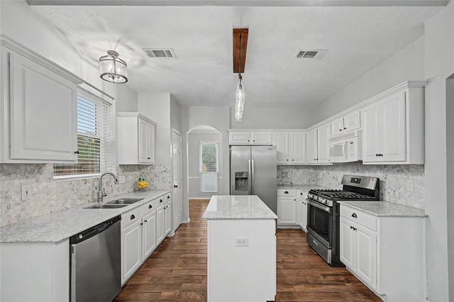 10913 Sycamore Drive N, La Porte, TX 77571