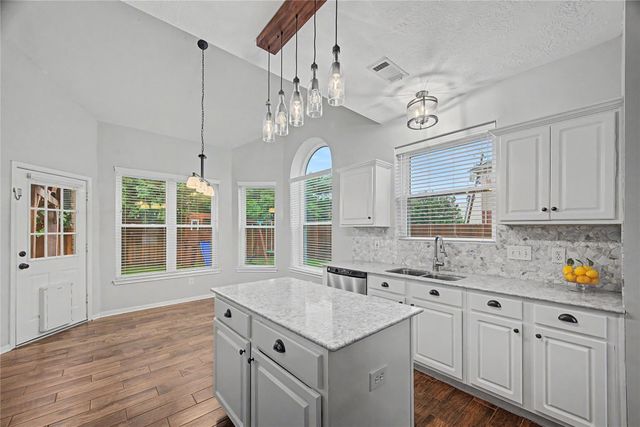 10913 Sycamore Drive N, La Porte, TX 77571