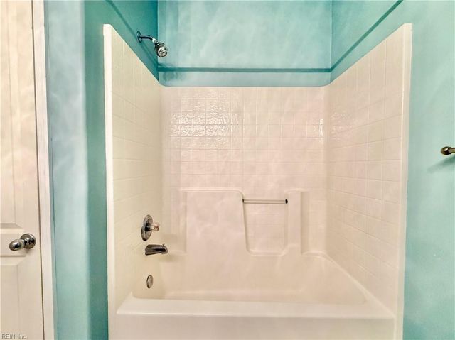 1087 Grand Oak LN, Virginia Beach, VA 23455