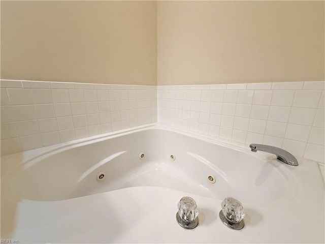 1087 Grand Oak LN, Virginia Beach, VA 23455