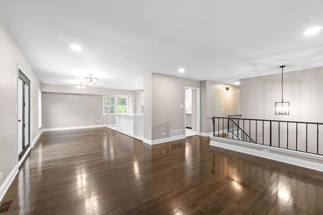 1180 Cobble Hill Court, Hoffman Estates, IL 60169