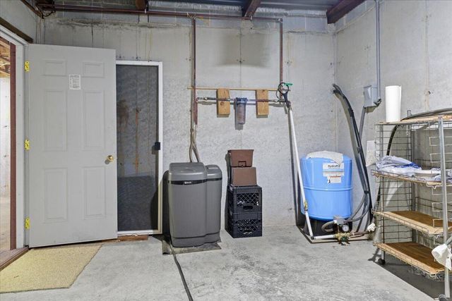 1297 Flowing Spring RD, Buchanan, VA 24066