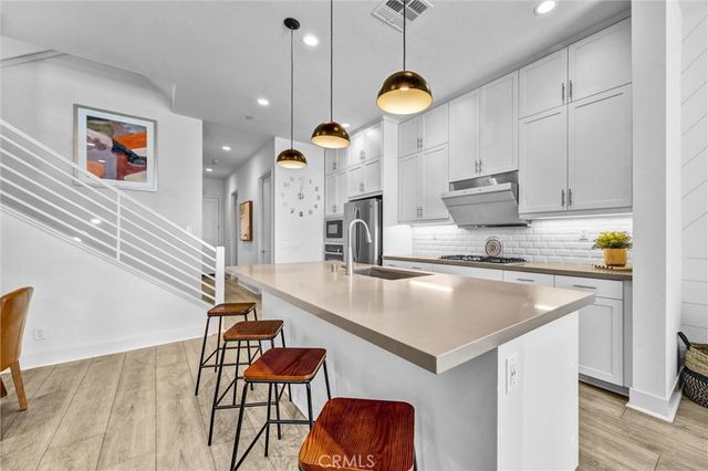 327 Novel, Irvine, CA 92618