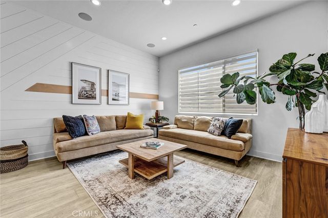 327 Novel, Irvine, CA 92618