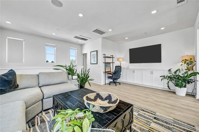 327 Novel, Irvine, CA 92618