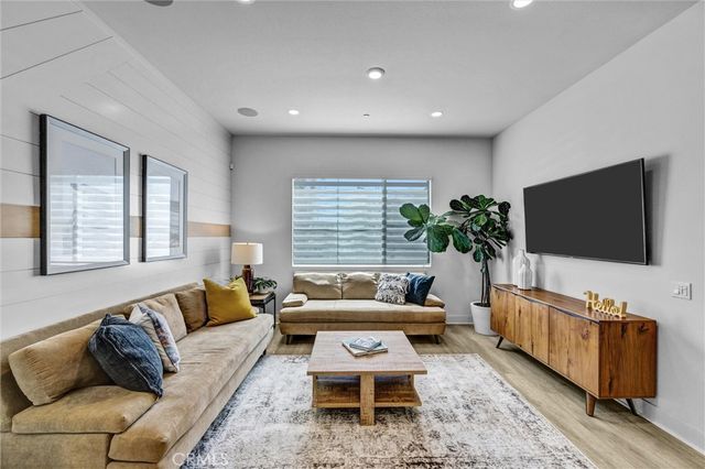 327 Novel, Irvine, CA 92618