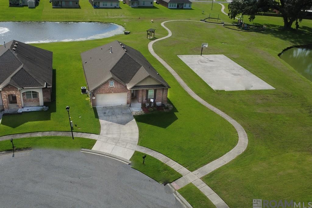 11383 Legacy Oaks Ln, Gonzales, LA 70737