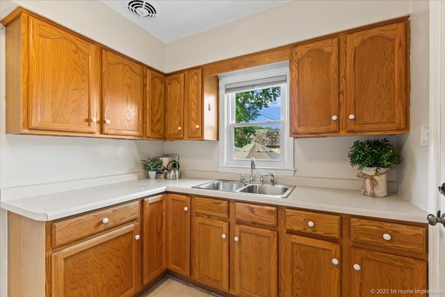 9206 S Troy Avenue, Evergreen Park, IL 60805