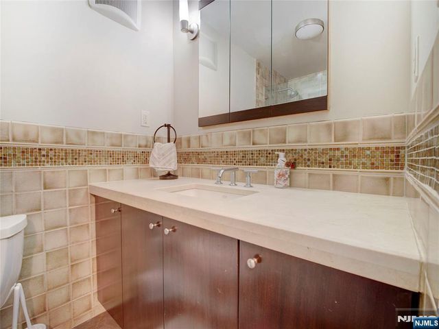 250 Gorge Road 8J, Cliffside Park, NJ 07010