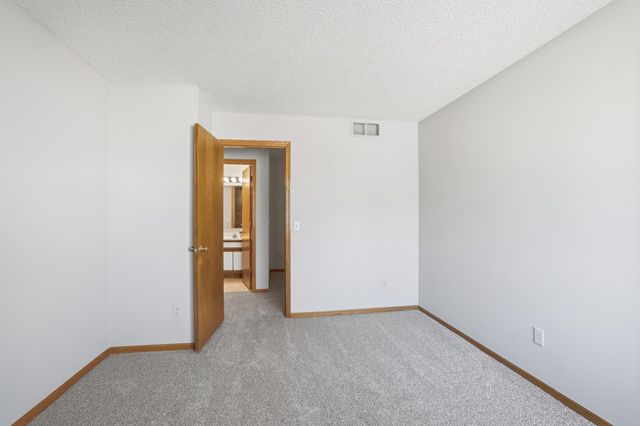 2578 Bedford Court 15, Mendota Heights, MN 55120