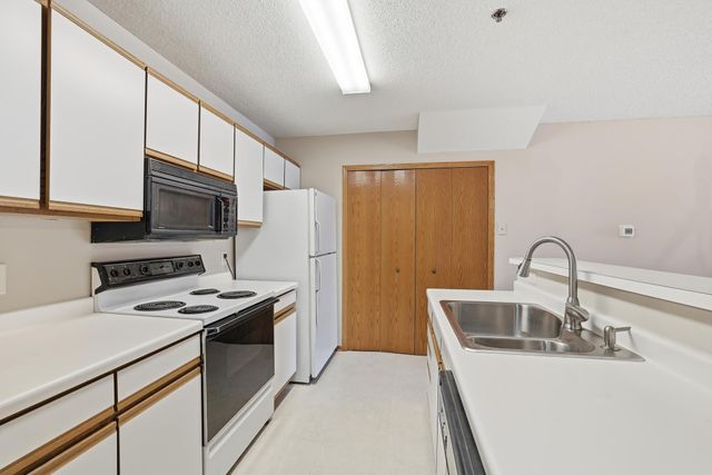 2578 Bedford Court 15, Mendota Heights, MN 55120