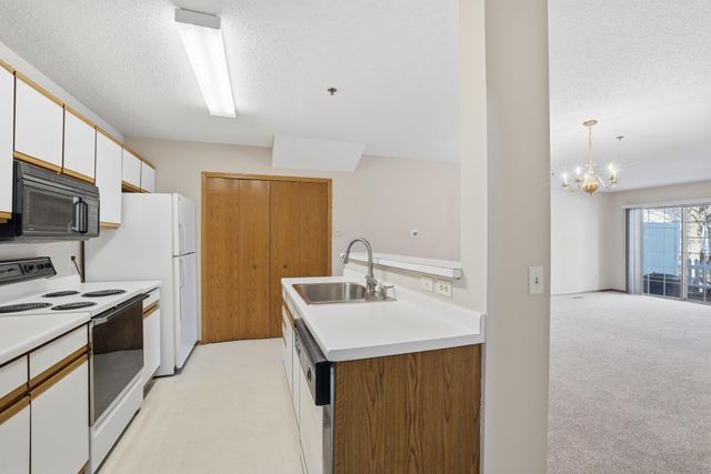 2578 Bedford Court 15, Mendota Heights, MN 55120