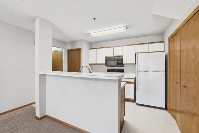 2578 Bedford Court 15, Mendota Heights, MN 55120