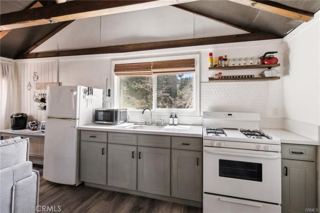 Image 10 of property listing at 33401 Bluebird Drive, Green Valley Lake, CA 92341