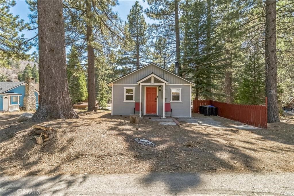 Image 3 of property listing at 33401 Bluebird Drive, Green Valley Lake, CA 92341