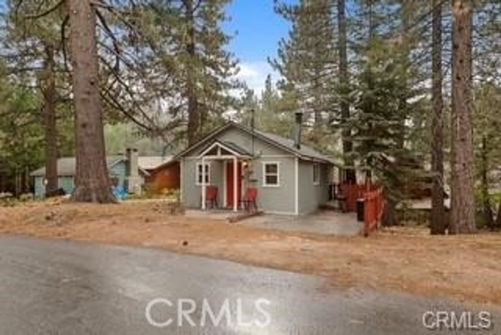 Image 4 of property listing at 33401 Bluebird Drive, Green Valley Lake, CA 92341