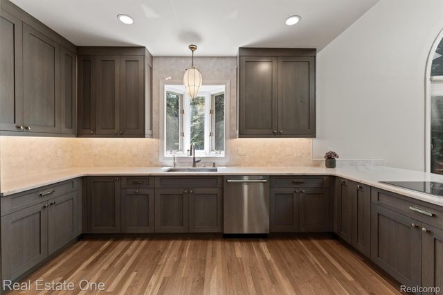 7798 Fieldstone Ridge, Independence Charter Township, MI 48348