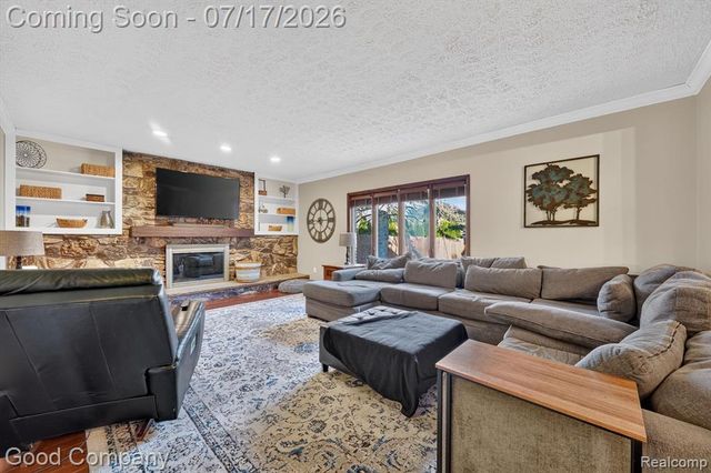 38921 Santa Barbara Street, Clinton Township, MI 48036