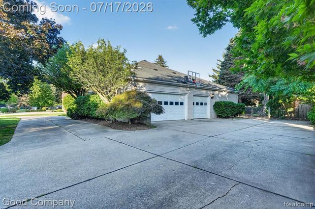 38921 Santa Barbara Street, Clinton Township, MI 48036