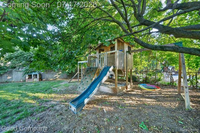 38921 Santa Barbara Street, Clinton Township, MI 48036