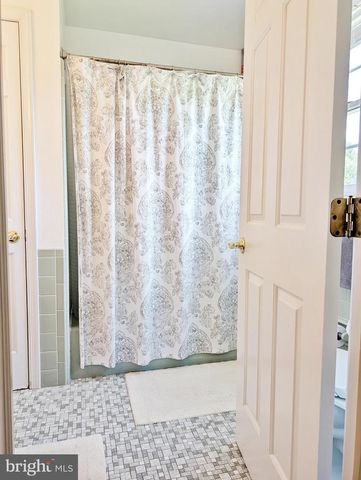4 TIFFANY DR, Perkasie, PA 18944