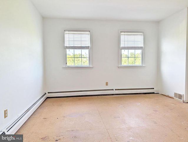 4 TIFFANY DR, Perkasie, PA 18944