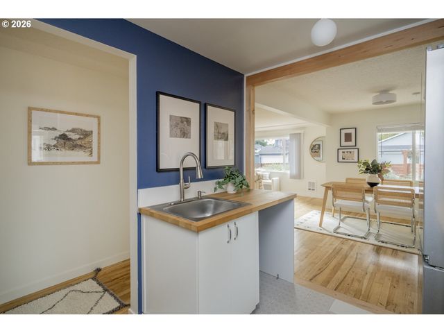6135 Se LAMBERT St, Portland, OR 97206