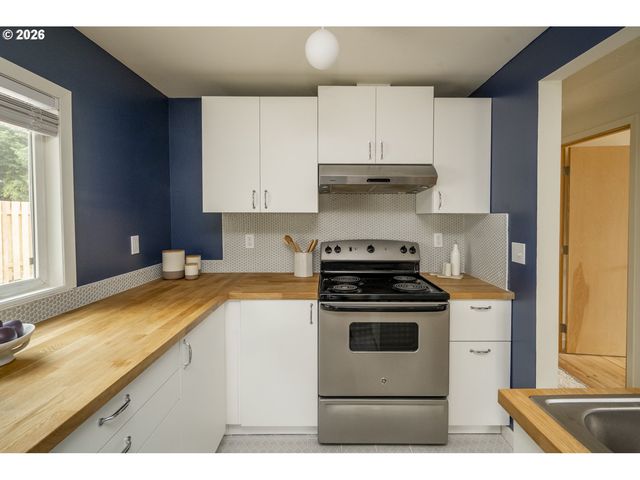 6135 Se LAMBERT St, Portland, OR 97206