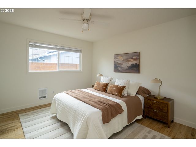 6135 Se LAMBERT St, Portland, OR 97206