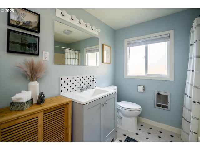 6135 Se LAMBERT St, Portland, OR 97206
