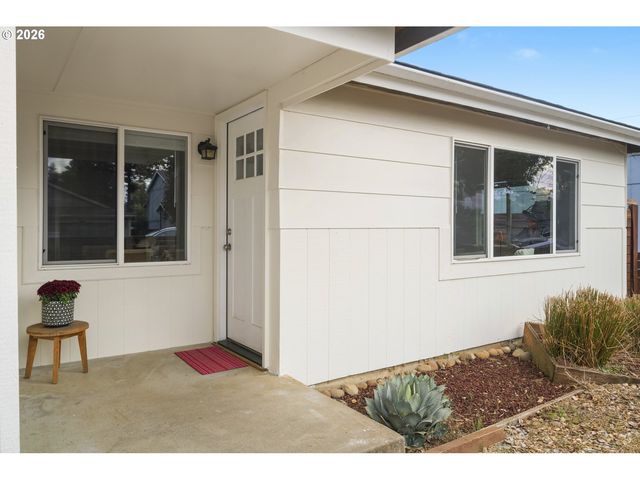 6135 Se LAMBERT St, Portland, OR 97206