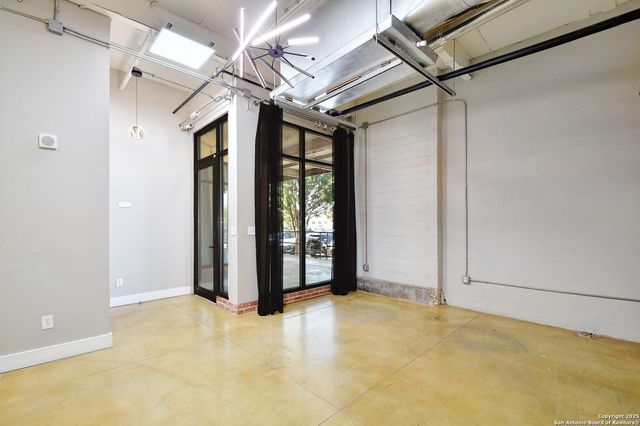 3363 E Commerce St Unit 144, San Antonio, TX 78220