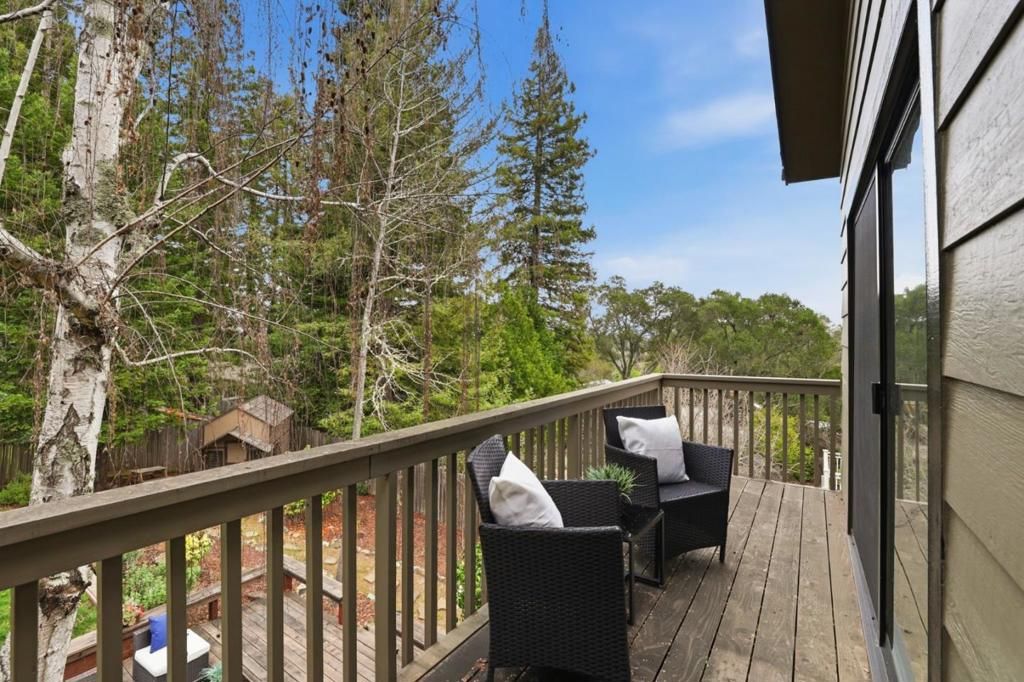 Image 11 of property listing at 16 Tynan Way, Portola Valley, CA 94028