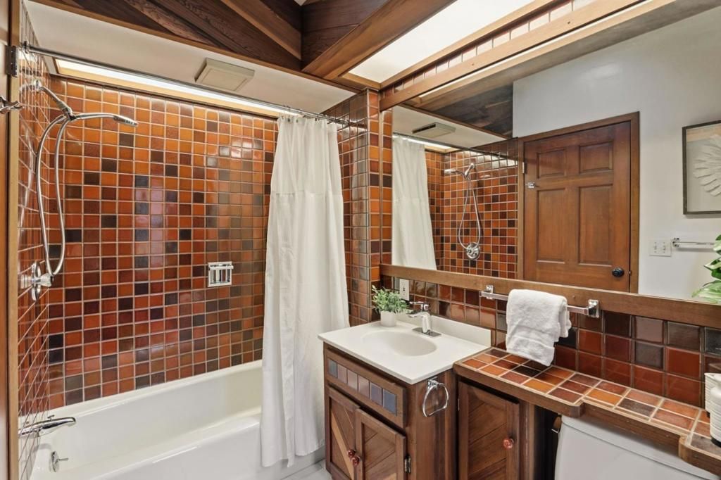 Image 15 of property listing at 16 Tynan Way, Portola Valley, CA 94028