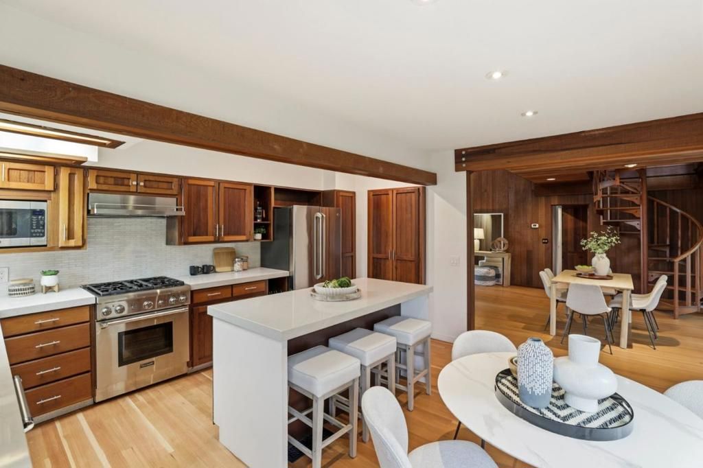 Image 25 of property listing at 16 Tynan Way, Portola Valley, CA 94028